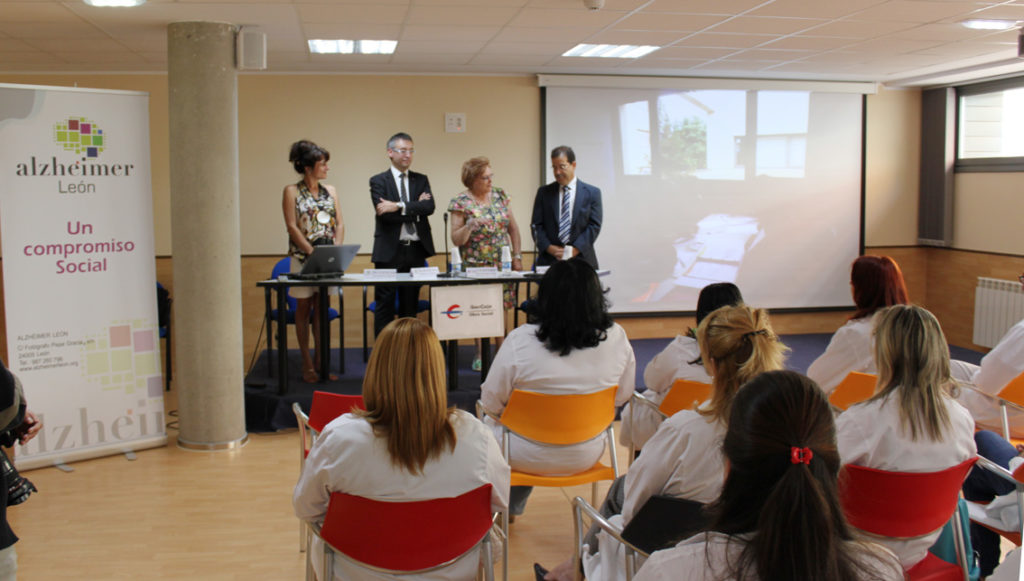 clausura y entrega de diplomas del curso de formación en Atención sociosanitaria a personas dependientes en instituciones sociales cofinanciado por Obra Social Ibercaja e impartido por Alzheimer León