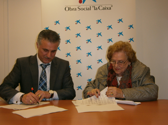 firma convenio apoyo fundación la Caixa proyecto formación especializada de Alzhéimer León