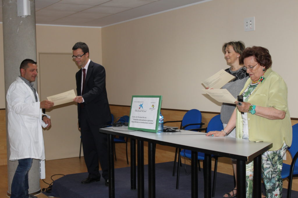 Entrega de diplomas II curso de Atención sociosanitaria a personas dependientes en instituciones sociales